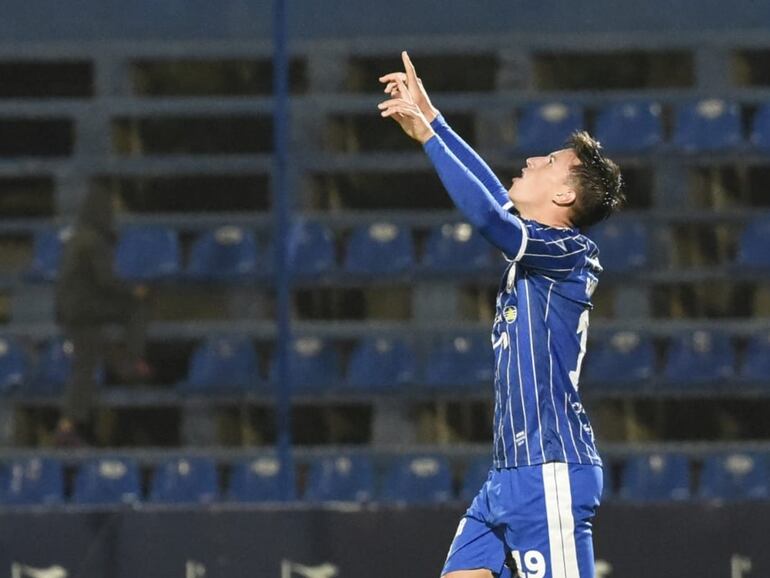 Ronald Roa, futbolista de Sol de América, celebra un gol en el partido frente a Sportivo Ameliano por la penúltima fecha del torneo Apertura 2024 del fútbol paraguayo en el estadio Luis Alfonso Giagni, en Villa Elisa.