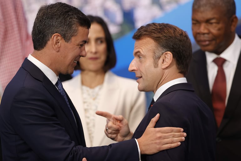 El presidente de Paraguay Santiago Peña (i) y el presidente de Francia Emmanuel Macron, hablan durante la organización de la fotografía oficial al cierre del segundo día de la Cumbre de jefes de Estado del G20, este martes en Río de Janeiro (Brasil). 