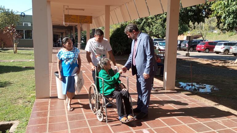 El nuevo director del Hospital Nacional de Cáncer, el Dr. Raúl Doria recorrió el hospital el día que asumió el cargo. 