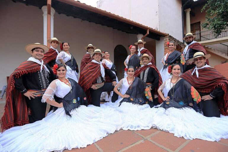 La conformación actual del Ballet Folclórico Municipal que lleva la danza paraguaya por todo el mundo.