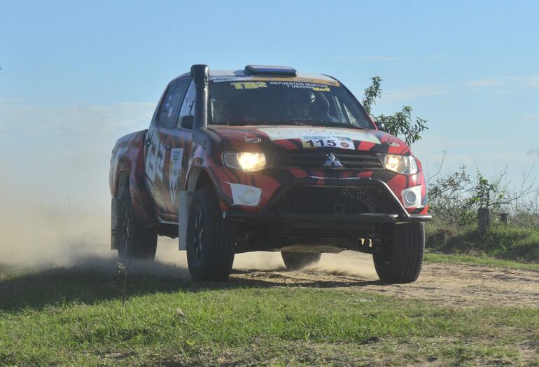 Juan Montiel y Alfredo Méndez, ganadores de la Clase T2 Nafta/Diesel con Mitsubishi.