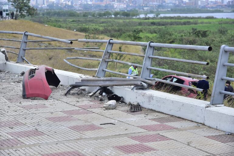 El vehículo destrozó unas barandas de la Costanera de Asunción y fue hacia la zona con pasto.