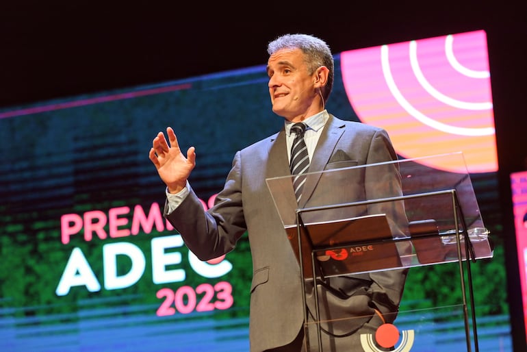 Yan Speranza, maestro de ceremonia en el acto de entrega de los Premios Adec.