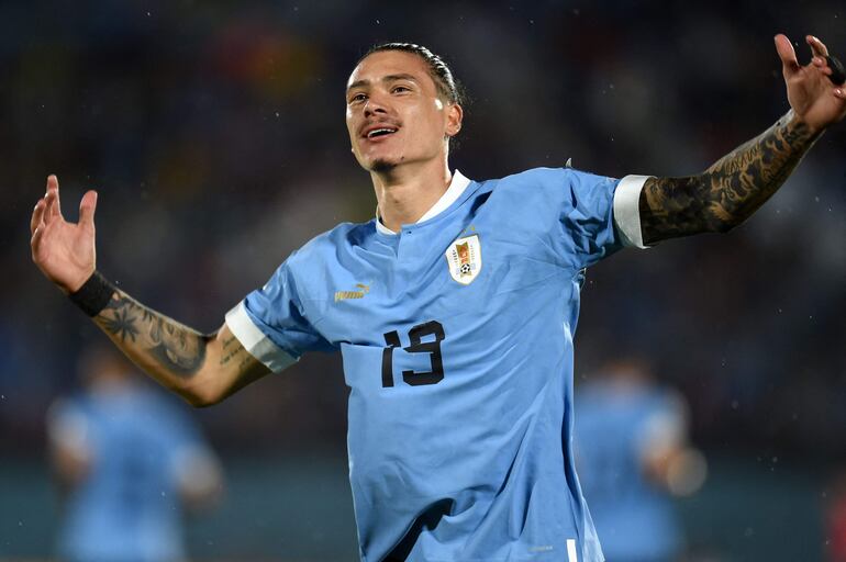 Darwin Núñez celebra el primero de los dos goles que marcó anoche para Uruguay ante Bolivia. El ariete del Liverpool inglés suma cinco tantos en las Eliminatorias rumbo al Mundial 2026.