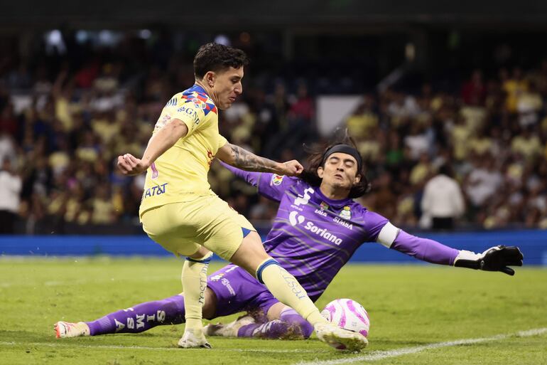 El jugador de América Alejandro Zendejas (i) disputa el balón con Carlos Acevedo de Santos, durante un partido de la jornada 13 del Torneo Apertura del fútbol mexicano disputado en el Estadio Azteca, en Ciudad de México (México). EFE/ José Méndez