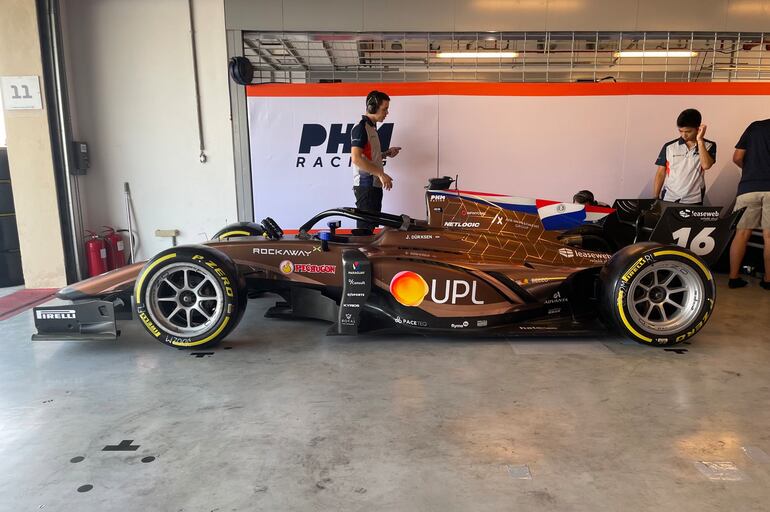 El monoplaza con bandera paraguaya que Joshua Duerksen conduce en los test de postemporada de la Fórmula 2 en el circuito de Yas Marina.