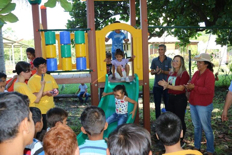 El parque infantil que donaron a la escuela.
