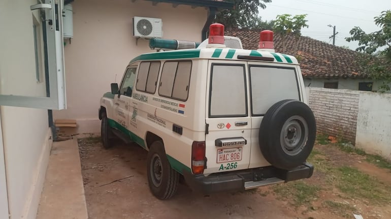 La ambulancia se encontraba estacionada en el patio del Centro de Salud hasta donde ingresaron los destructores.