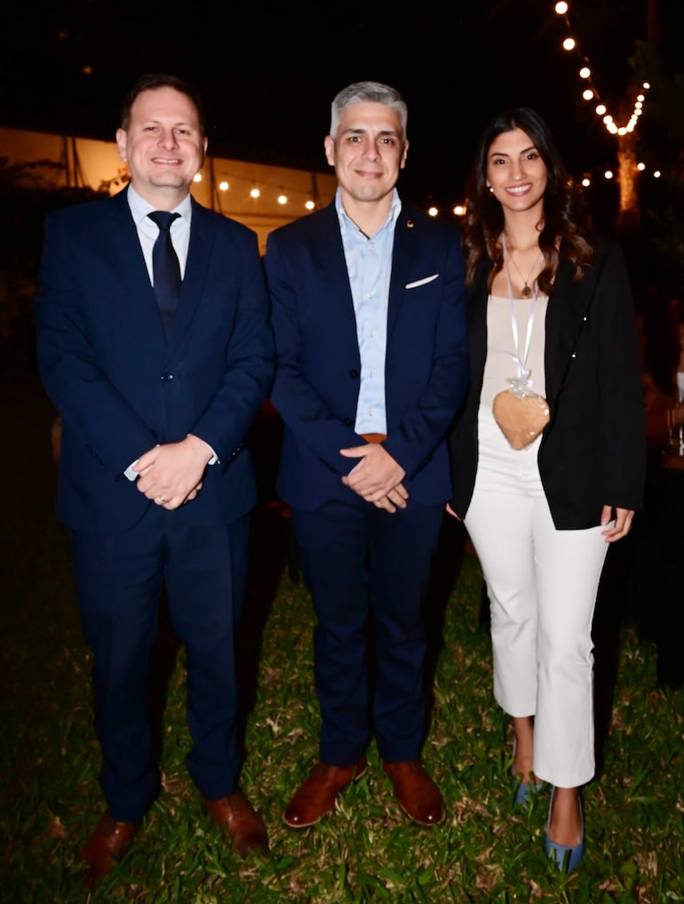 Gonzalo García de Zuñiga, Santiago Arza y Clara González.  