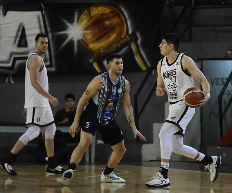 El olimpista Rodney Mercado avanza frente a Vincenzo Ochipinti, de San José, en el juego del jueves. Observa Guillermo Araújo.