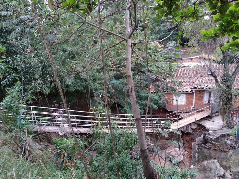 El puente que da acceso a la casa del hombre tuvo que ser reparado por su cuenta, cuenta.