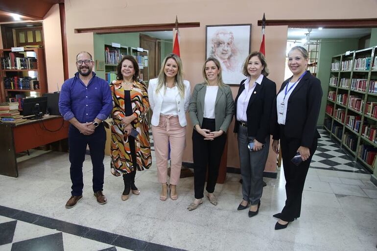 La futura primera dama Leticia Ocampos de Peña (centro con una prenda verde) en el Centro Cultural Manzana de la Rivera.