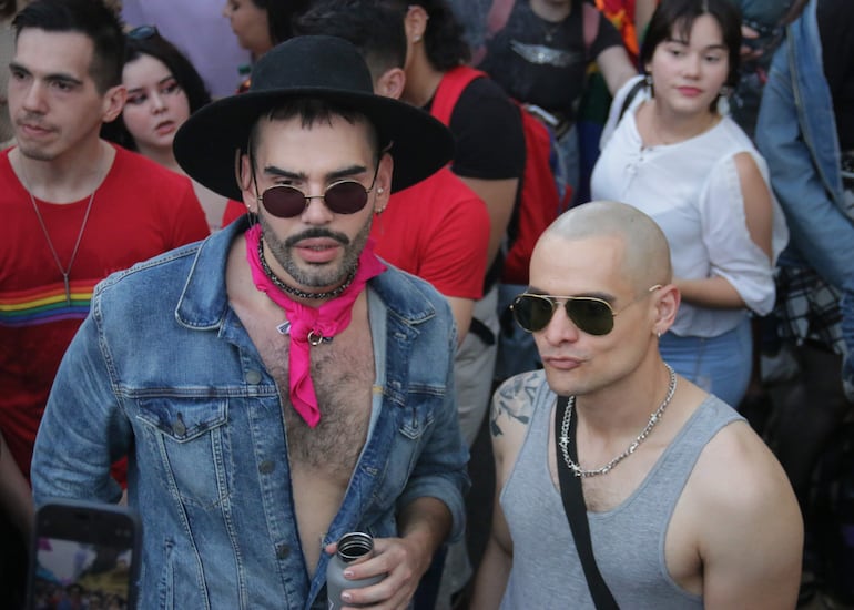 Personas participan en una marcha para celebrar y conmemorar el Orgullo LGTBI 2023, hoy, en Asunción (Paraguay).