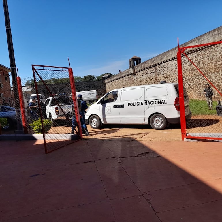 Policías intervienen en el Centro de Rehabilitación Social (Cereso) de Itapúa.