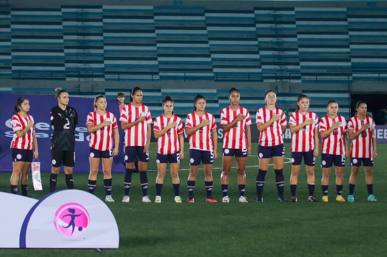 Integrantes de la selección albirroja femenina sub 20, durante la entonación del himno nacional. (Foto: APF)