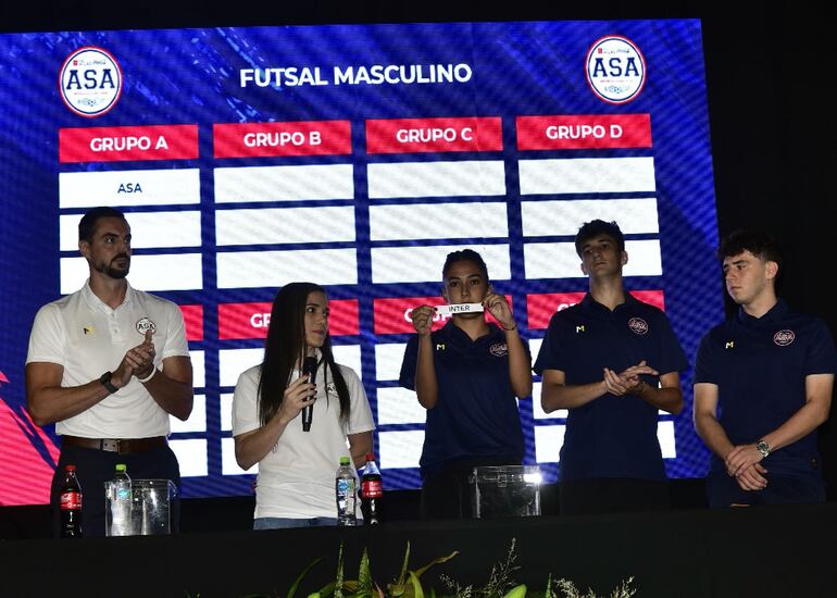 Los organizadores del Intercolegial ASA 2024 Banco Atlas-Coca Cola realizaron el sorteo de los equipos.