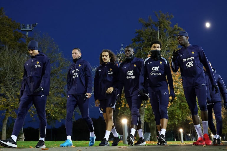 (L-R) defender #17 WIlliam Saliba, France's midfielder #14 Adrien Rabiot, France's midfielder #8 Matteo Guendouzi, Fance's defender #04 Dayot Upamecano, France's midfielder #18 Warren Zaire Emery and France's forward #12 Randal Kolo Muani arrive to attend a training session in Clairefontaine-en-Yvelines on November 11, 2024 as part of the team's preparation for upcoming UEFA Nations League qualifying matches against Israel and Italy. (Photo by FRANCK FIFE / AFP)