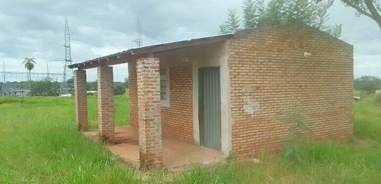 El predio propio de la escuela solamente cuenta con una pequeña aula que fue construida por los padres de familia