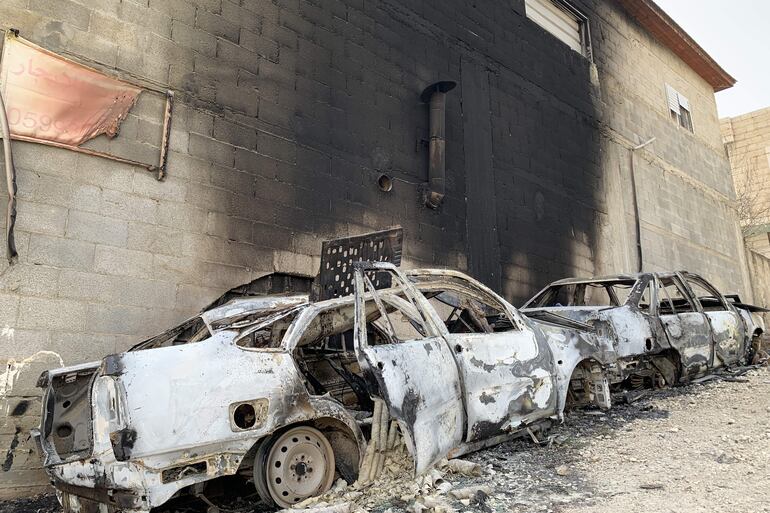 Automóviles de ciudadanos palestinos calcinados en el pueblo palestino de Huwara, Cisjordania, tras el asalto por parte de colonos judíos.