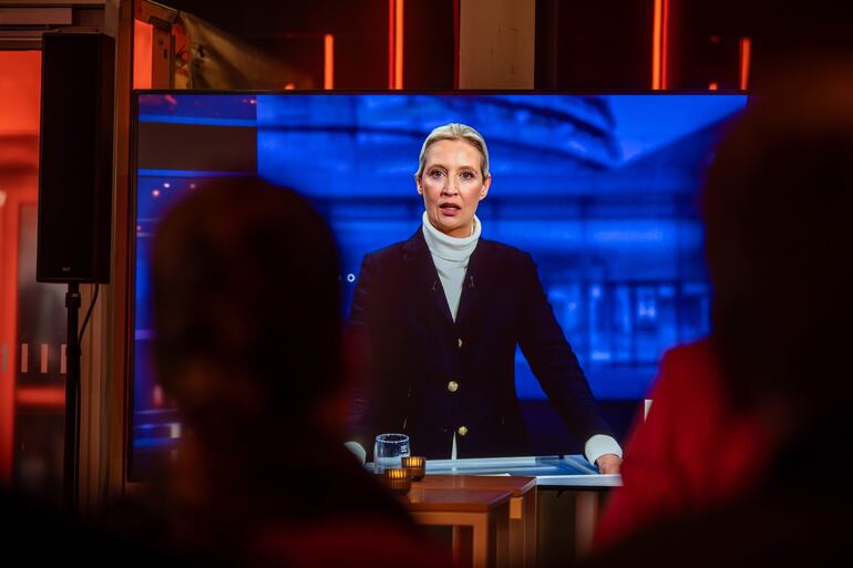  Alice Weidel, colíder del partido Alternativa para Alemania (AfD) y candidata a canciller, habla en una pantalla mientras participa en el debate televisivo 'Quadrell' sobre la campaña electoral federal alemana, en Berlín, Alemania.