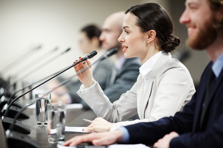 Mujer hablando a una audiencia.