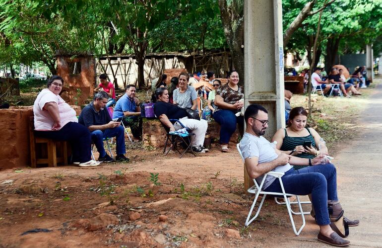 Jóvenes fueron acompañados a las sedes por sus familiares.