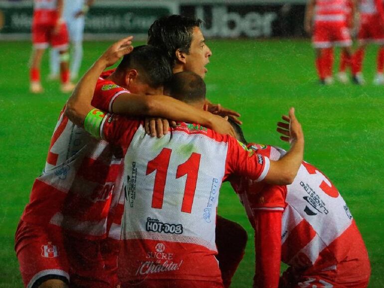 El paraguayo Juan Godoy (11), jugador de Independiente Petrolero, celebra un gol en el partido frente a Real Santa Cruz por el torneo Clausura 2024 de Bolivia.