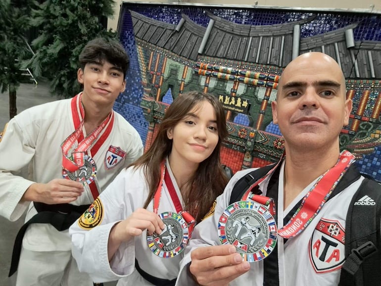 Fabrizio González (i), Avril y Raúl Olmedo, brillaron en el Mundial de la ATA, en EE.UU.
