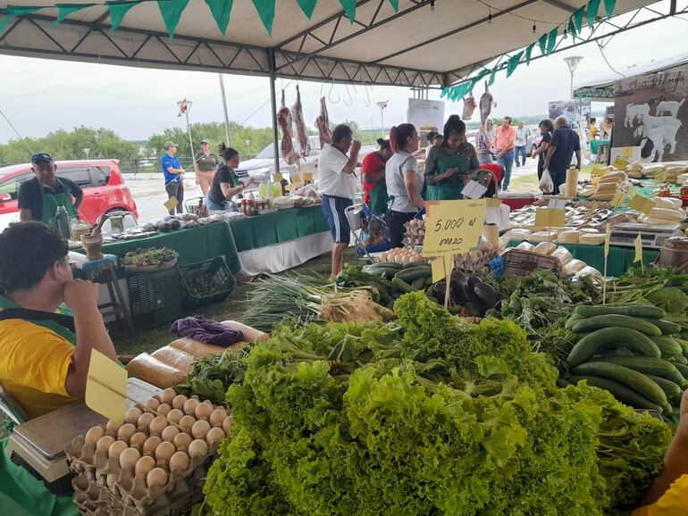 Ofertas de Navidad en al gran feria de la agricultura familiar llevada a cabo en la Costanera de Asunción.