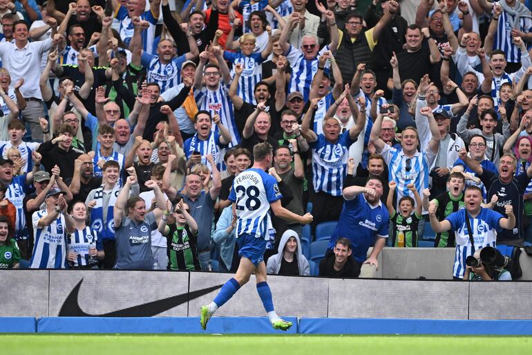 Evan Ferguson, jugador del Brighton, celebra un gol en el partido contra el Luton Town en el American Express Community Stadium , en Brighton, Inglaterra.