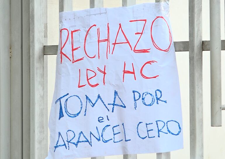 Estudiantes de la UNA siguen en protesta contra la ley "Hambre cero".