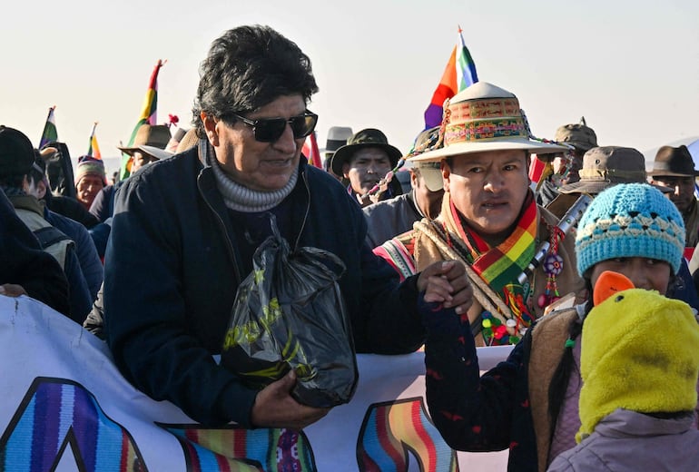 El ex presidente de Bolivia, Evo Morales, camina en una marcha hacia La Paz.