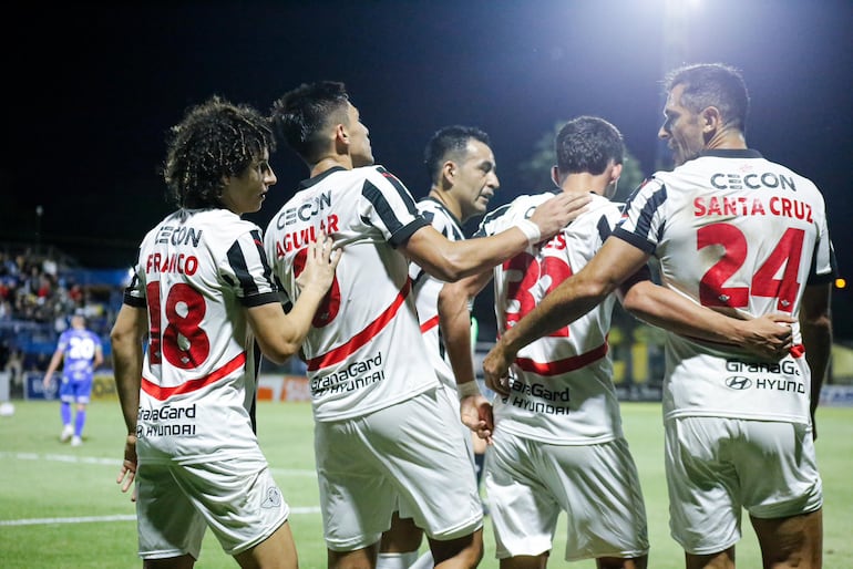 Los jugadores de Libertad festejan un gol en el partido frente a Encarnación FC por los octavos de final de la Copa Paraguay 2024 en el estadio Facundo Deleón Fossati, en Villa Hayes, Paraguay.