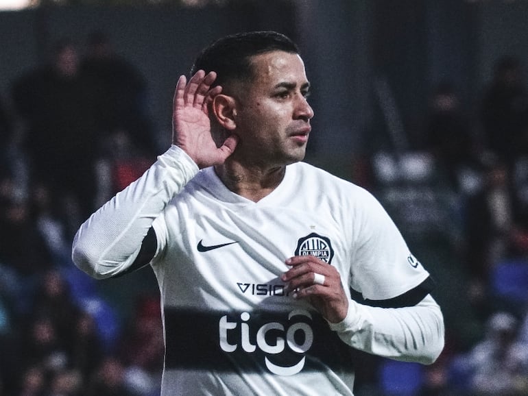 Derlis González, jugador de Olimpia, festeja un gol en el partido frente a Sportivo Ameliano por la séptima fecha del torneo Clausura 2024 del fútbol paraguayo en el estadio Arsenio Erico, en Asunción.