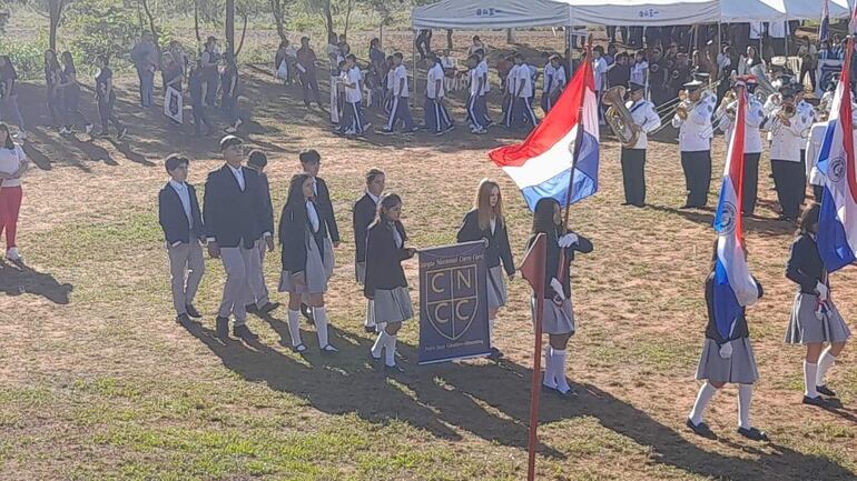 Los estudiantes desfilaron durante el acto.
