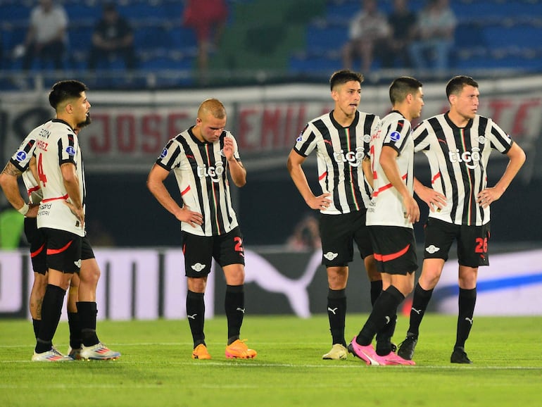 Los jugadores de Libertad lamentan al final del partido la derrota frente a Cruzeiro en la ida de los cuartos de final de la Copa Sudamericana 2024 en el estadio Defensores del Chaco, en Asunción.