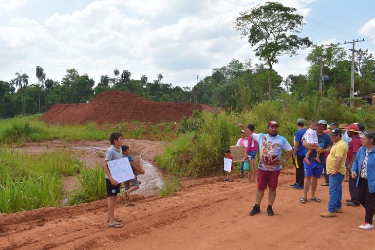 Los lugareños señalando el cauce que supuestamente fue afectado por los trabajos de minería.