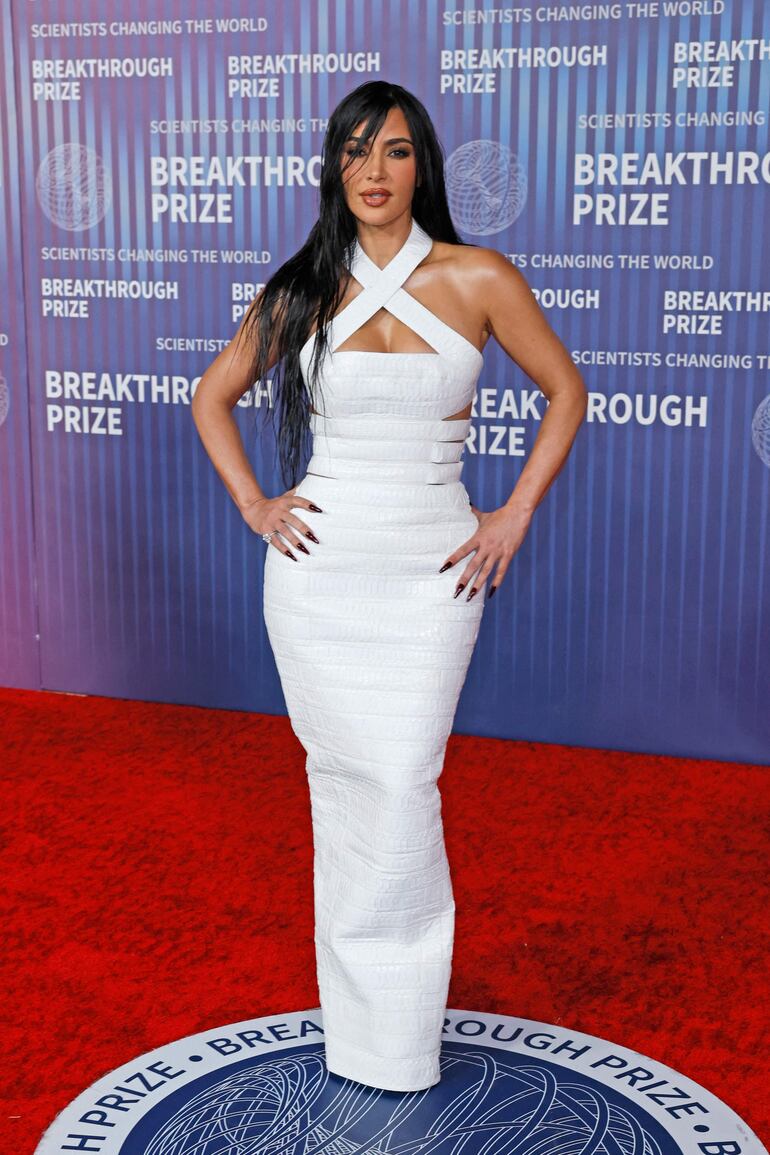 La socialité Kim Kardashian con un look "Total White" a su arribo a los Tenth Breakthrough Prize Ceremony. (Etienne Laurent / AFP)