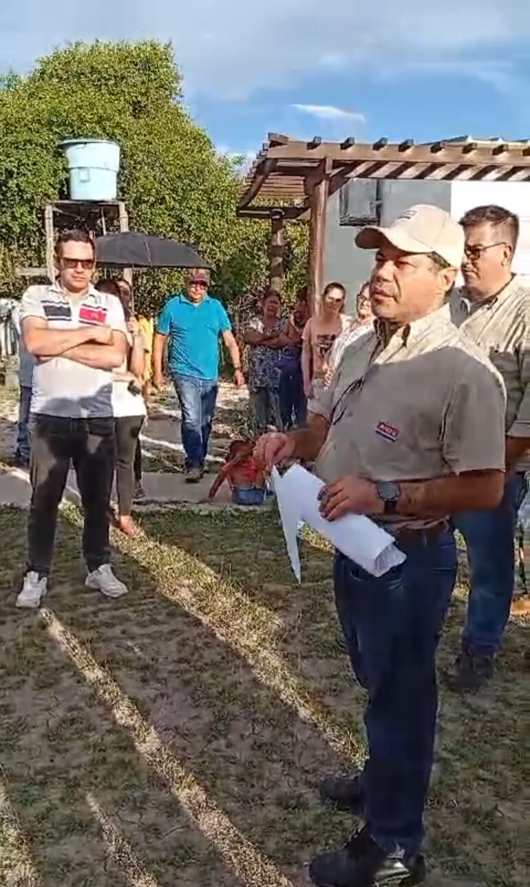 El presidente de la ANDE, Félix Sosa, estuvo ayer en Bahía Negra y dialogó con los usuarios del lugar.