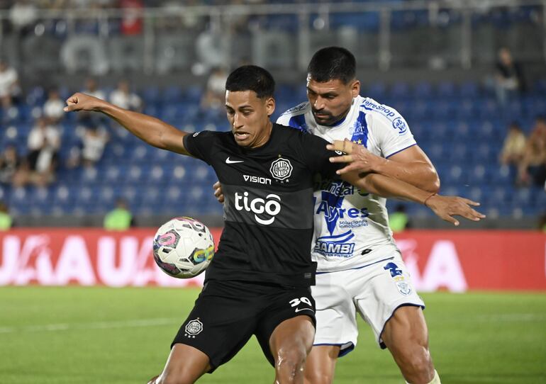 Hugo Adrián Benítez, jugador de Olimpia, lucha por el balón en un partido frente a Sportivo Ameliano por al fecha 18 del torneo Clausura 2024 del fútbol paraguayo en el estadio Defensores del Chaco, en Asunción.