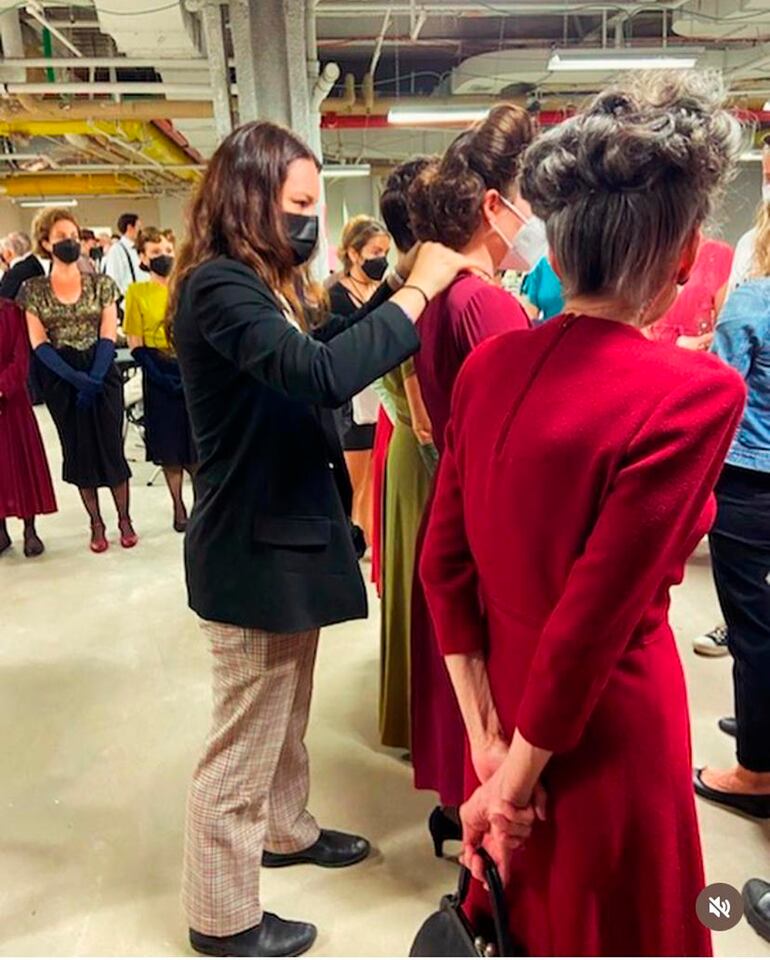 Manuela poniendo a punto a los extras para la grabación de una escena en el rodaje de la película "Maestro", dirigida por Bradley Cooper.