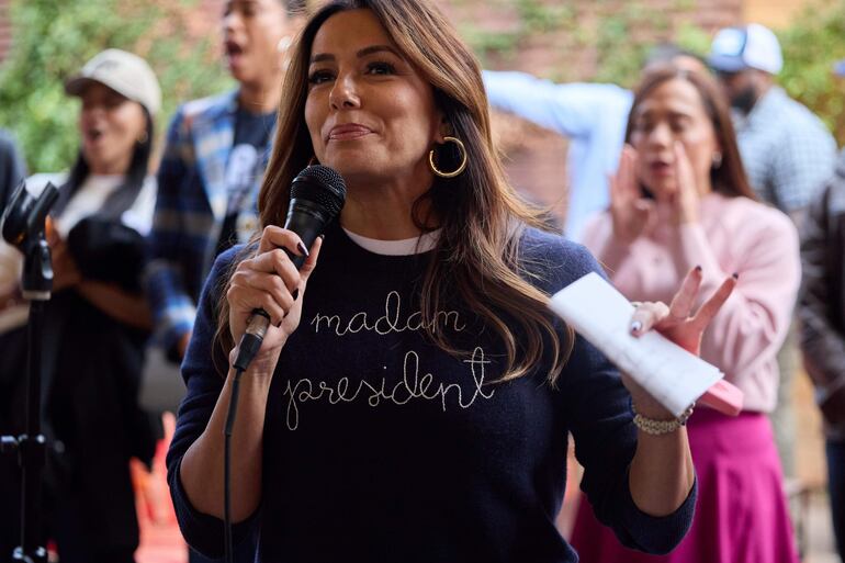 Eva Longoria habla en un evento a favor de Kamala Harris. 