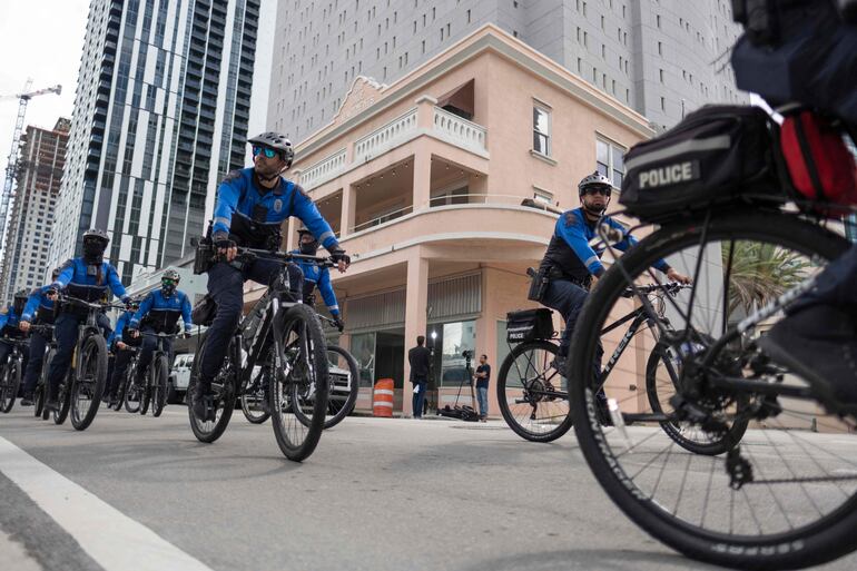 Agentes de la Policía de Miami patrullan en bicicleta los alrededores de la Corte de Miami, donde se debe presentar Donald Trump. 