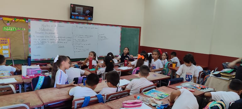 Niños en aula, en la escuela “Gral. Morínigo”.
Padre de alumno reclama que deben pagar servicios que debe disponer el Estado.