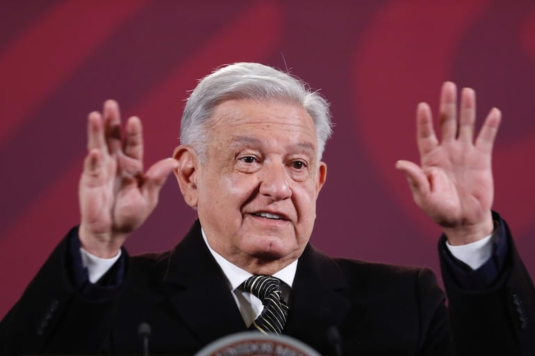 El presidente de México, Andrés Manuel López Obrador, habla durante su conferencia matutina hoy en Palacio Nacional, en Ciudad de México (México).  Propuso este viernes una consulta ciudadana para dar solución al debate sobre las corridas de toros en el país.