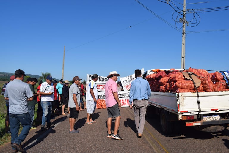 Los productores temen que se pudra la producción de papa y cebolla si no encuentran mercado.