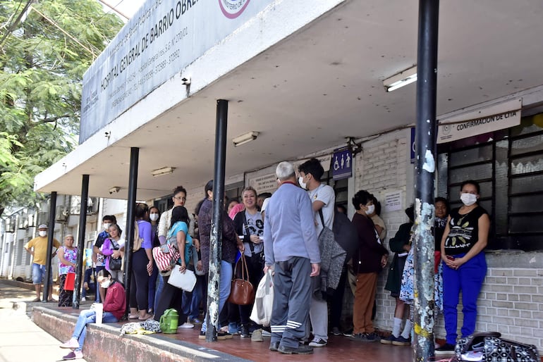 Larga fila de pacientes esperaban está mañana sacar un turno en el Hospital Barrio Obrero.