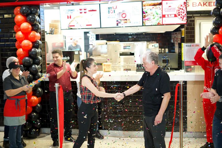 La empresa South Food S.A,, presidida por Carlos Jorge Biedermann, abrió un local de Pizza Hut en Shopping Multiplaza.