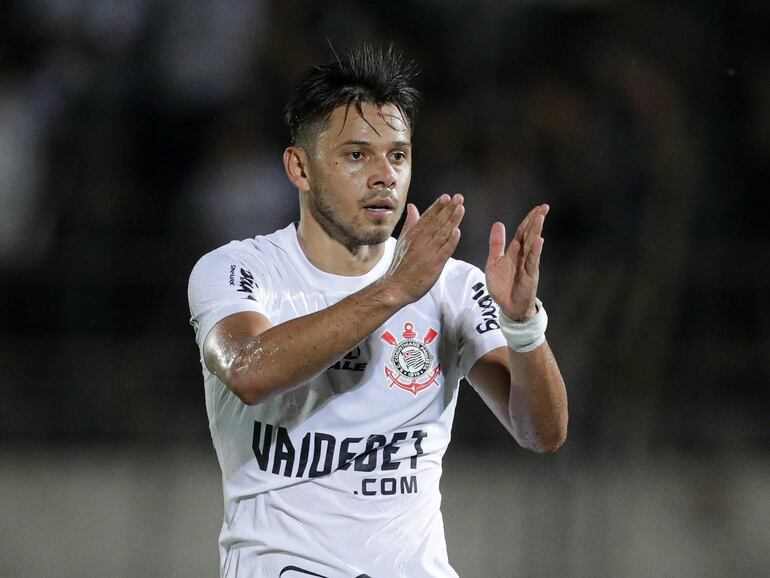 El paraguayo Ángel Romero, futbolista del Corinthians, celebra un gol en el partido frente al Cianorte por la primera ronda de la Copa de Brasil 2024 en Maringá, Paraná.