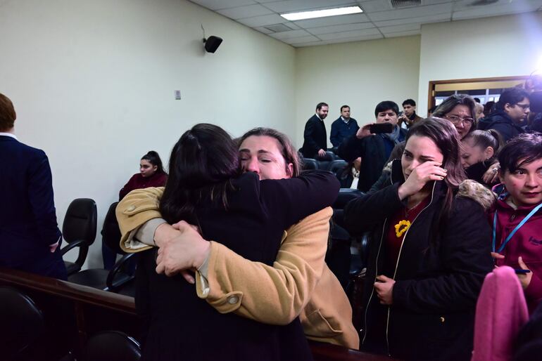 Zulma Ledesma, madre de Maylen, abraza a la fiscal Claudia Aguilera tras conocer la sentencia.